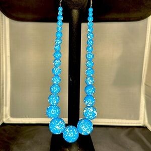 EUC Vintage blue & white beaded necklace